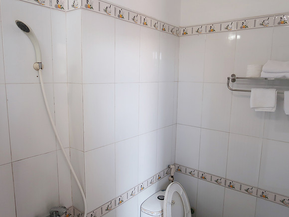 IMG_1636-khach-san-ngoc-ly-3-bathroom