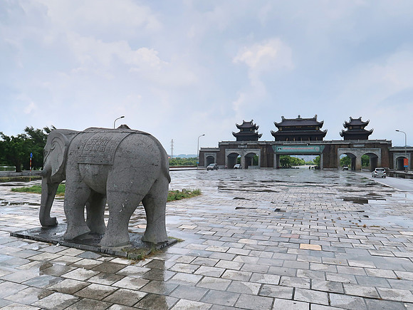 IMG_2230-elephant-at-the-gate