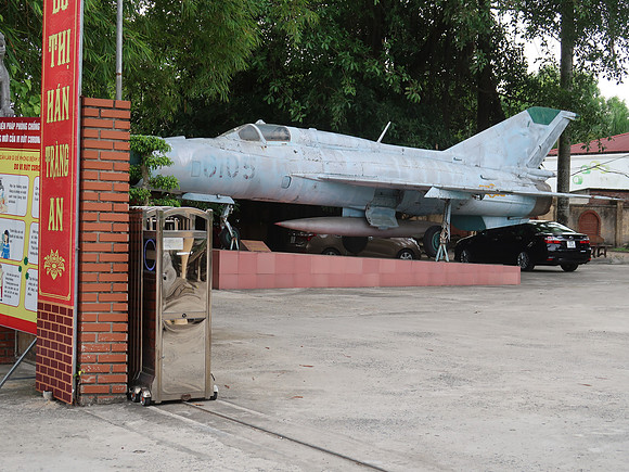 IMG_2277-war-plane-at-ninh-binh-museum