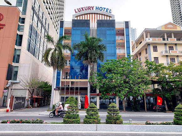 20240331_161835-luxury-hotel