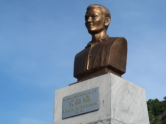 IMG_3609-vu-van-hieu-monument