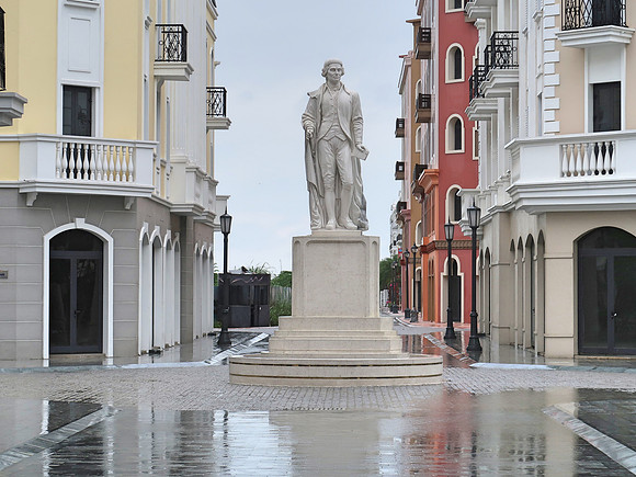 IMG_3759-sun-plaza-statue