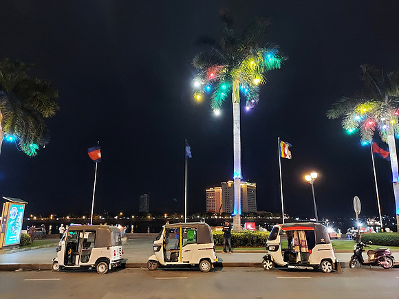 20211229_193642-riverfront-tuk-tuks