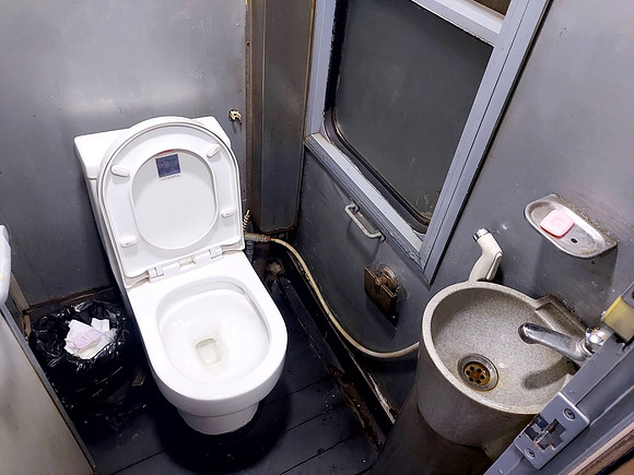 20240401_210900-se-22-toilet