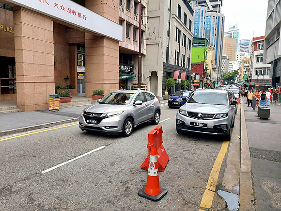 20240410_122446-chinatown-traffic