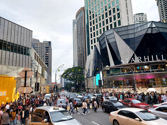20240410_184226-bukit-bintang-crowd