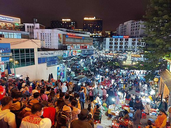20201219_205447-weekend-market-crowd
