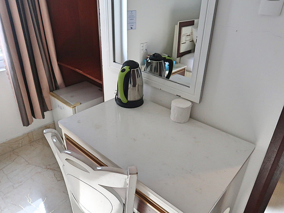 IMG_5906-hotel-desk
