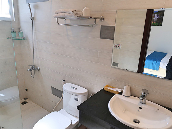 IMG_5907-hotel-bathroom