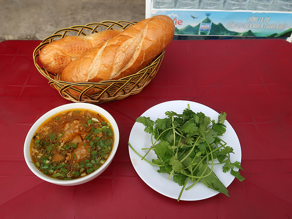 IMG_6011-banh-mi-xiu-mai