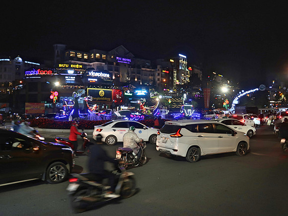 IMG_6312-dalat-night-traffic