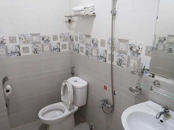 IMG_6323-hotel-bathroom