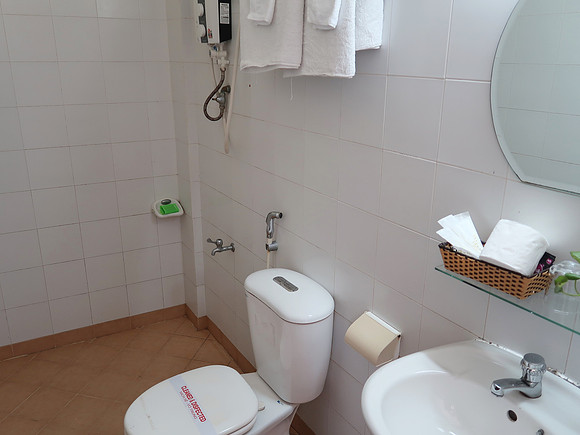 IMG_6571-tay-ho-bathroom