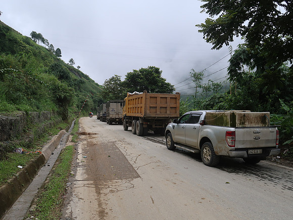 IMG_4381-blocked-road-near-sapa