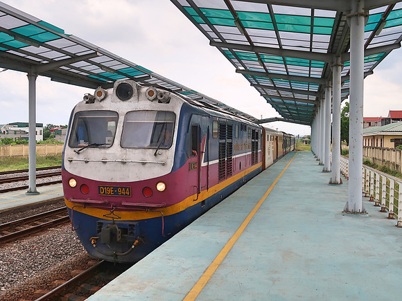 IMG_2364-train-at-ninh-binh