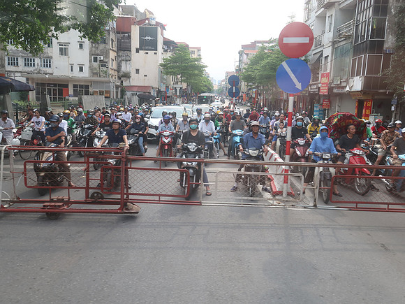 IMG_2410-hanoi-rail-crossing