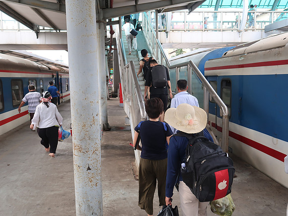 IMG_2416-hanoi-platform-stairs