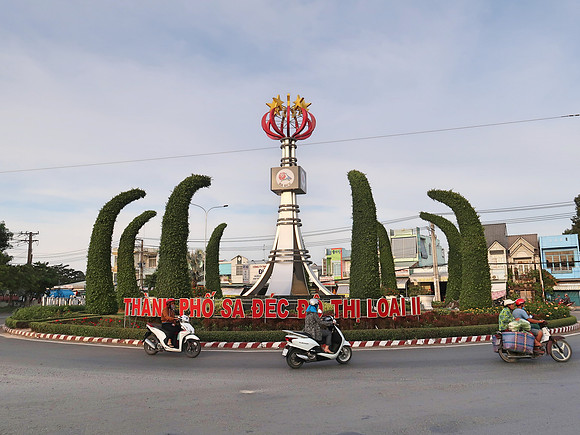 IMG_6860-nguyen-sinh-sac-roundabout