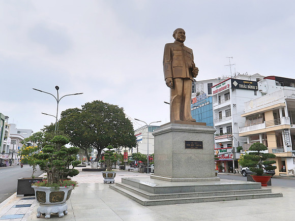 IMG_7112-ton-duc-thang-statue