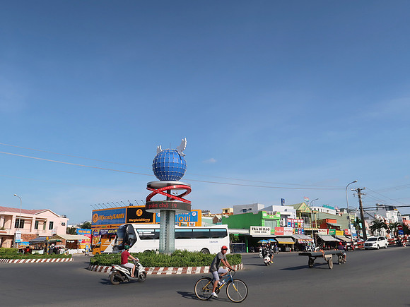 IMG_7309-globe-roundabout