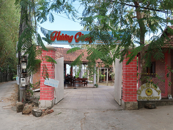 IMG_7392-huong-giang-bungalow-entrance