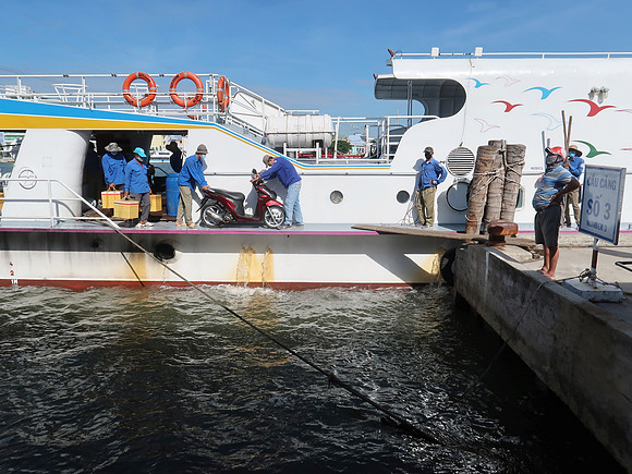 IMG_7376-unloading-at-ha-tien