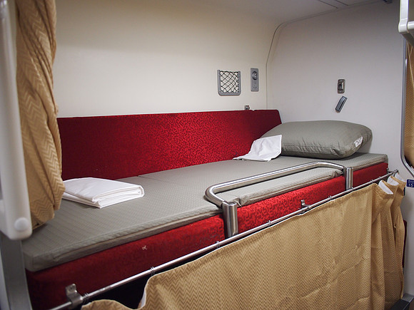 PC048905-upper-bunk