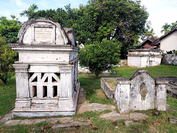 20240425_082223-tombs