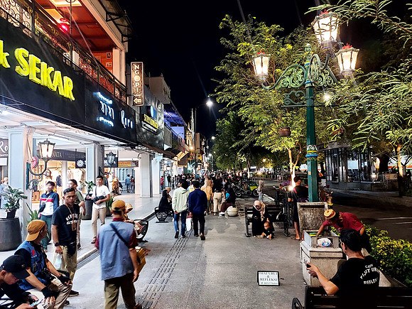 20240429_193606-malioboro-nightlife