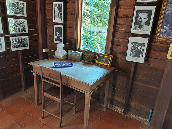 20220227_102335-ho-chi-minh-desk