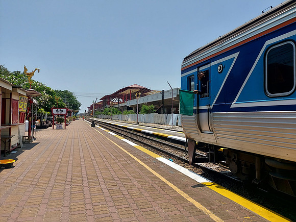 20220317_120846-train-at-hua-hin