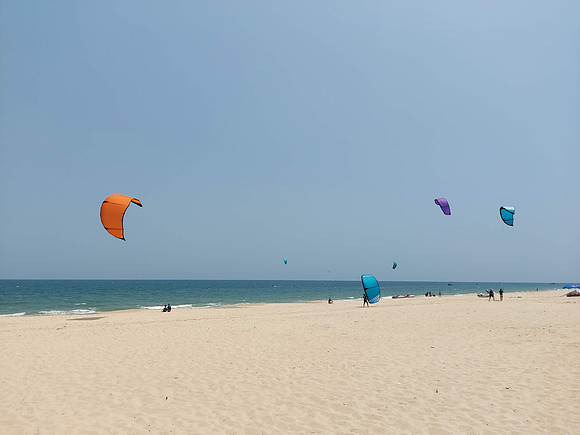 20220417_123831-kite-surfers