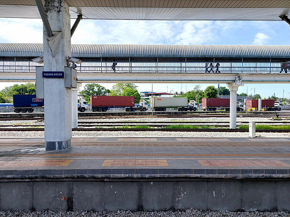 20240522_095038-container-trucks-at-padang-besar