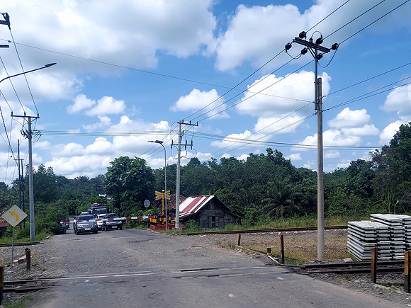 20240422_111553-level-crossing