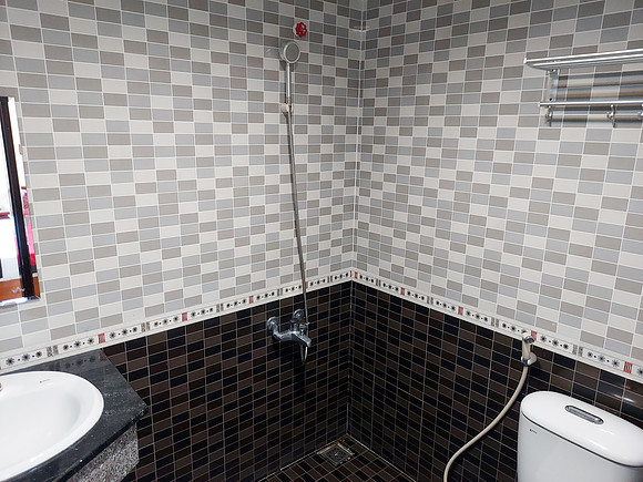 20220626_111416-sunny-a-hotel-bathroom