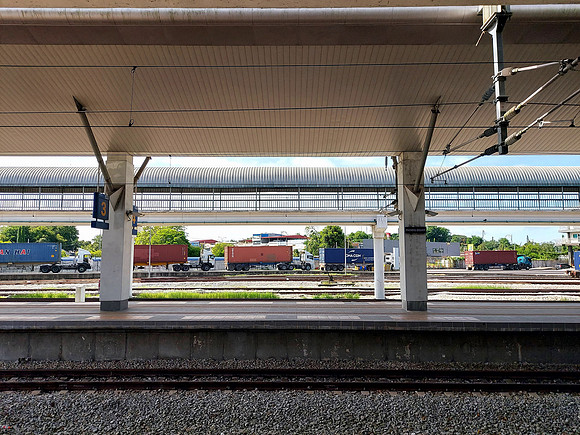 20240522_092219-trucks-at-padang-besar