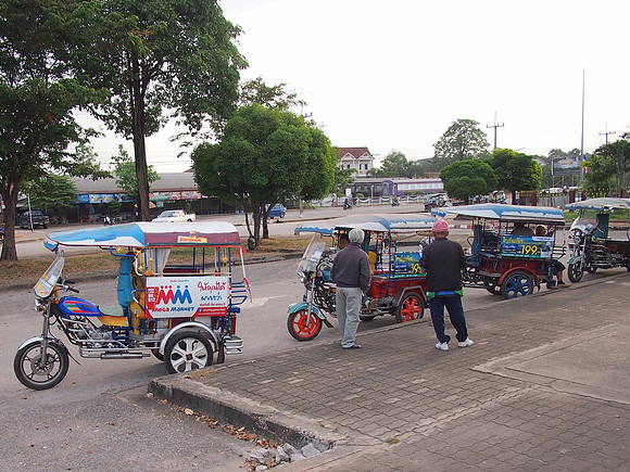 PC069008-tuk-tuks-at-train-station