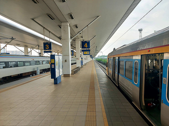 20240522_073300-trains-at-butterworth