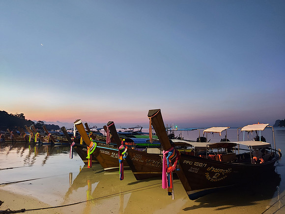 20220130_062229-boats-at-sunrise