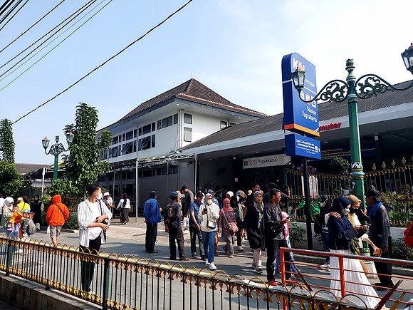 20240501_084449-yogyakarta-commuters