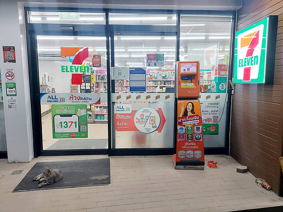 20220130_054957-cat-at-7-eleven