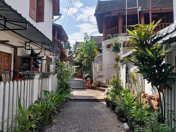 20220519_142547-guesthouse-alley