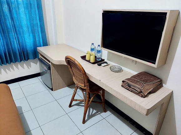 20240422_155710-hotel-royal-desk