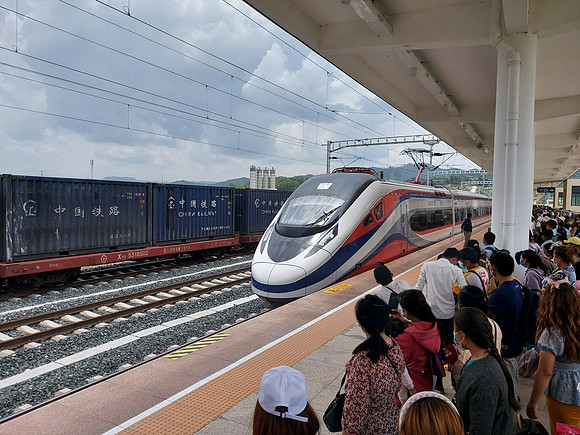 20220528_124019-train-arriving-muang-xai