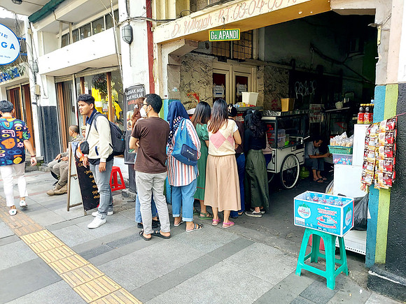 20240428_133704-street-food-crowd