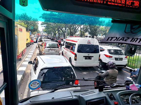 20240427_124624-ambulance-in-traffic