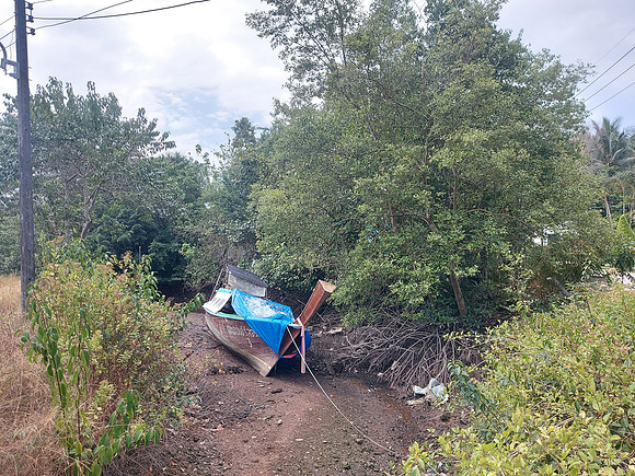 20220209_094947-boat-in-dry-river