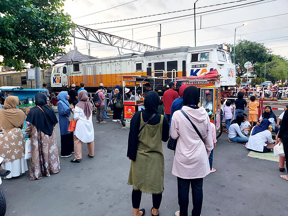 20240429_171617-rail-crossing-street-market