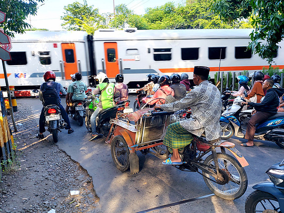 20240503_152847-surabaya-level-crossing