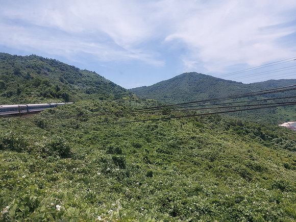 20220623_115941-train-through-hai-van